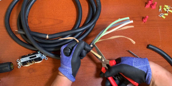 剥がした外装をカットする