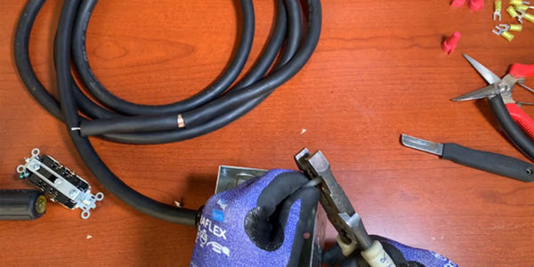 銅線の被覆を剥く