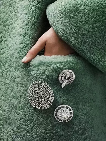 Wear brooch on the Pocket
