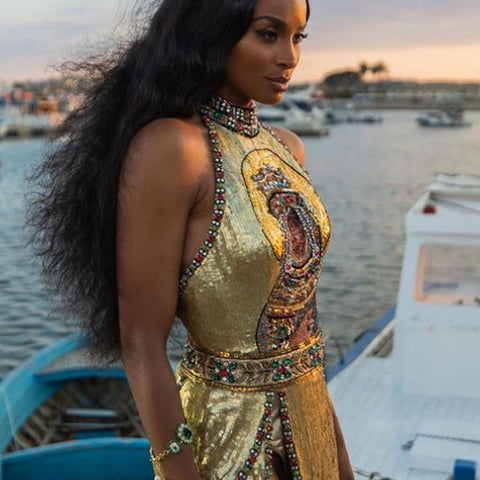 Share Celebrities Who Like to Wear Colorful Jewelry