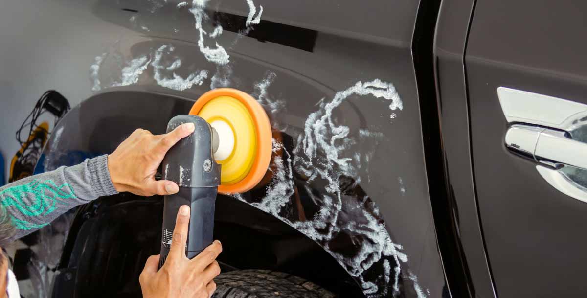 Ausbessern von Kratzern mit Schleifmitteln für das Auto