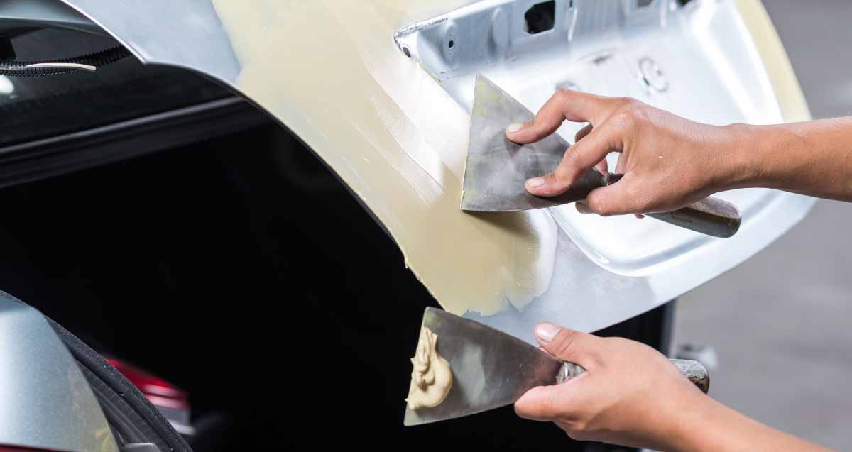 Spachtelmasse auftragen