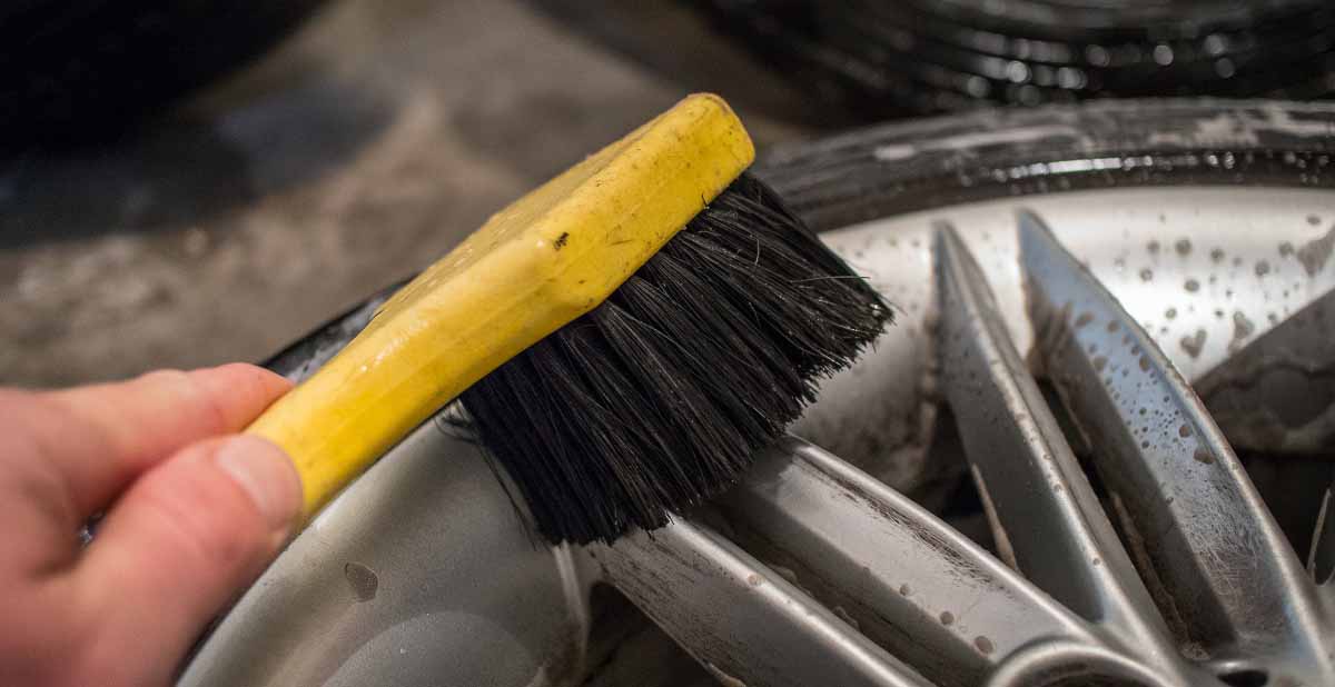 nettoyer-les-roues-avec-une-brosse-a-poils-doux-die-Räder-mit-einer-Bürste-mit-weichen-Borsten-reinigen