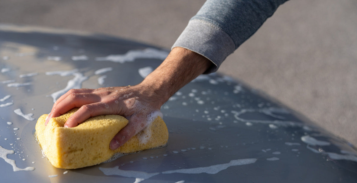 Reinigung der Oberfläche von Glasfaserkarosserieteilen