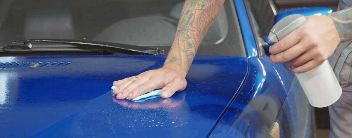 Halten Sie die Oberfläche des Fahrzeugs mit einer Sprühflasche feucht