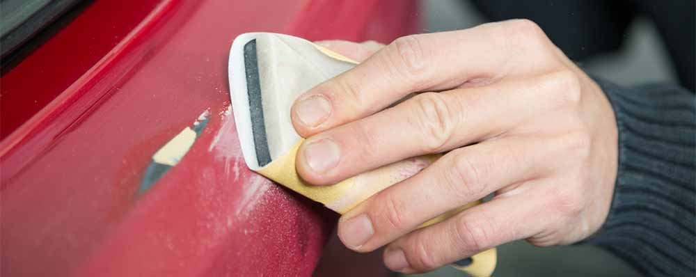 das Auto polieren, um eine glatte Oberfläche zu erhalten