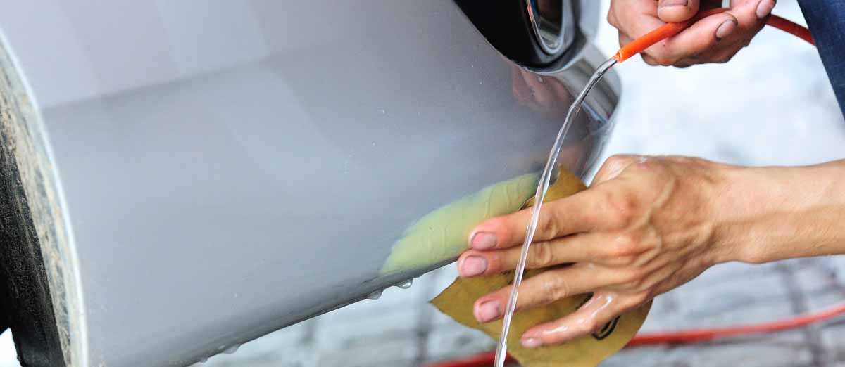 Nassschleifen des Fahrzeugs mit geeignetem Schleifpapier