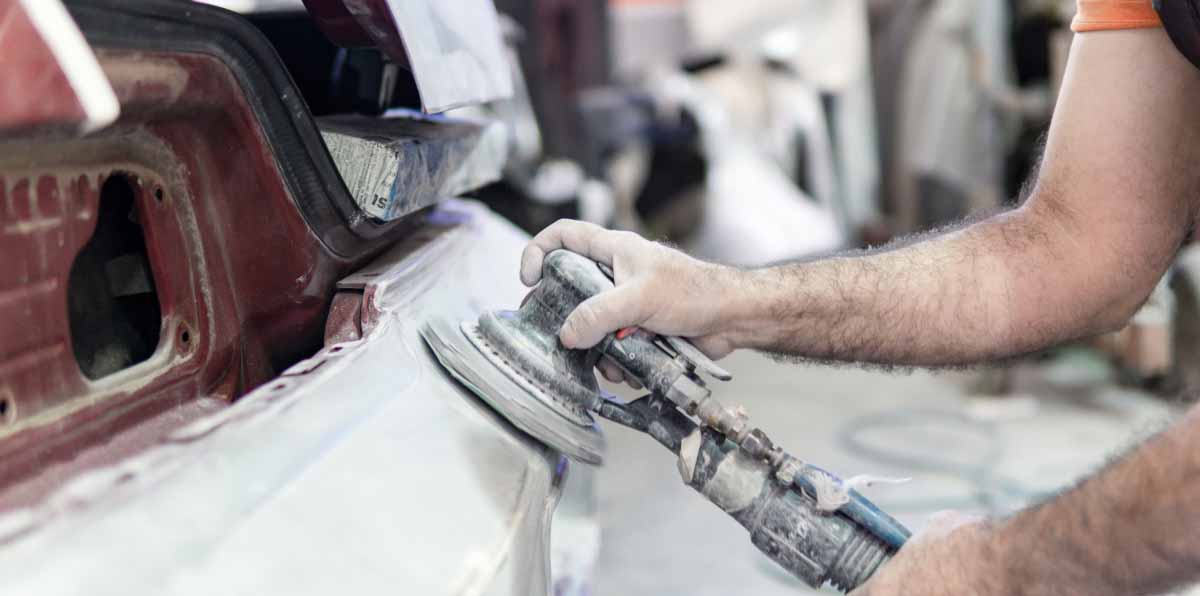 mit Schleifscheibe Rost vom Auto entfernen