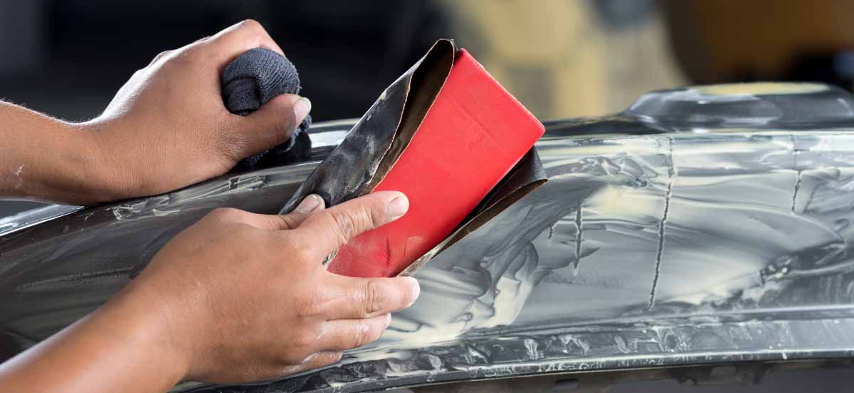 Schleifen Sie das Auto mit Nass- und Trockenschleifpapier
