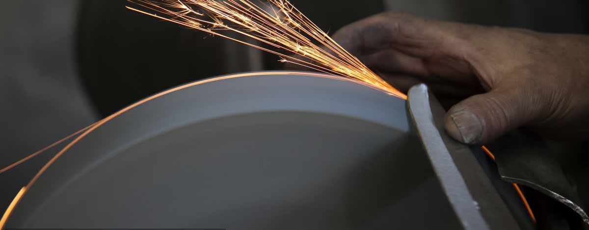 Schleifen Sie das Metall mit Schleifpapier