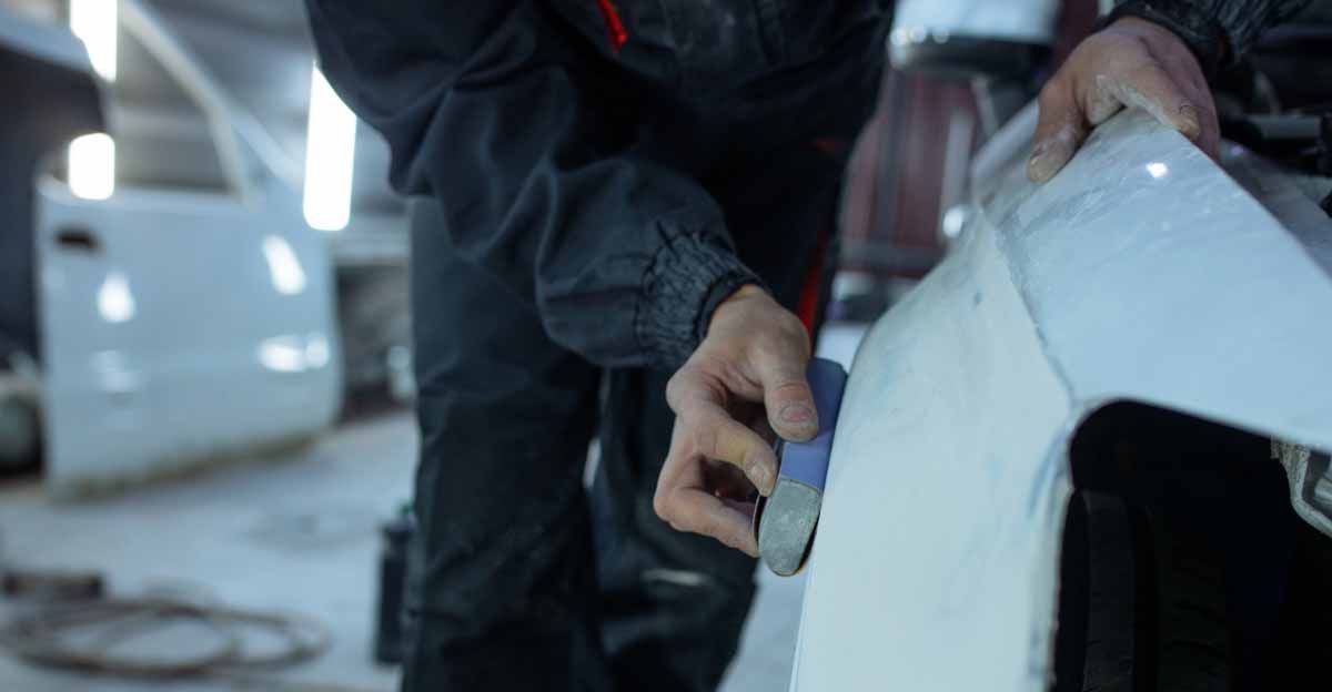 die Grundierung mit 400er Schleifpapier anschleifen