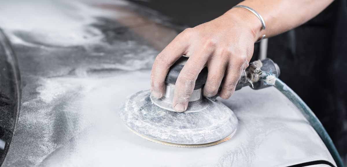 Schleifen der Oberfläche mit einem Schwingschleifer