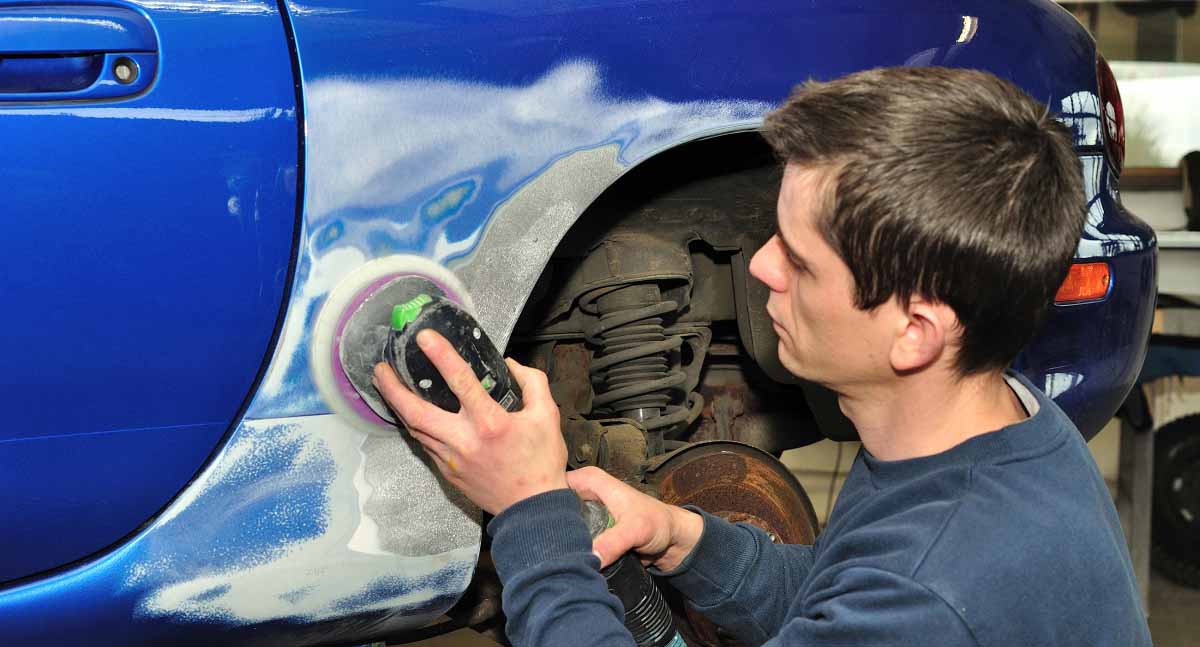 Ihr Auto abschleifen, um Orangenhaut zu entfernen