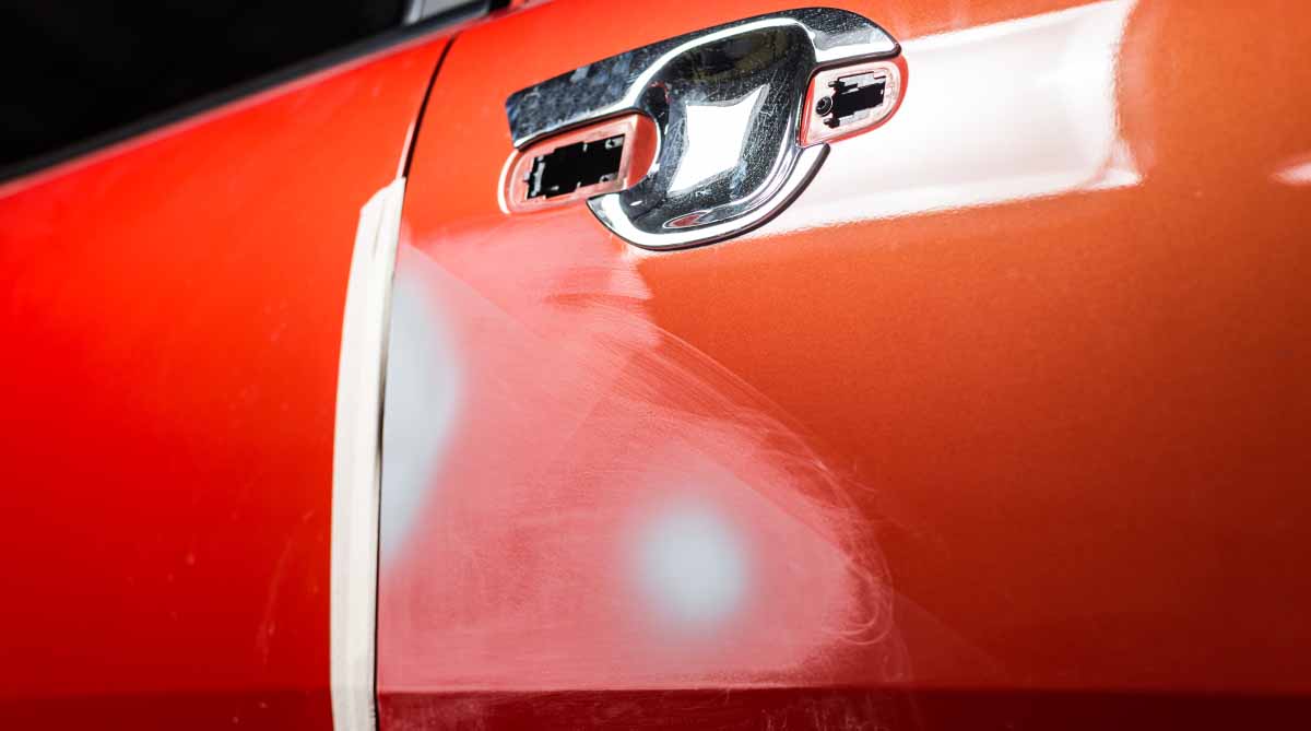 Kratzer auf der Oberfläche des Autos