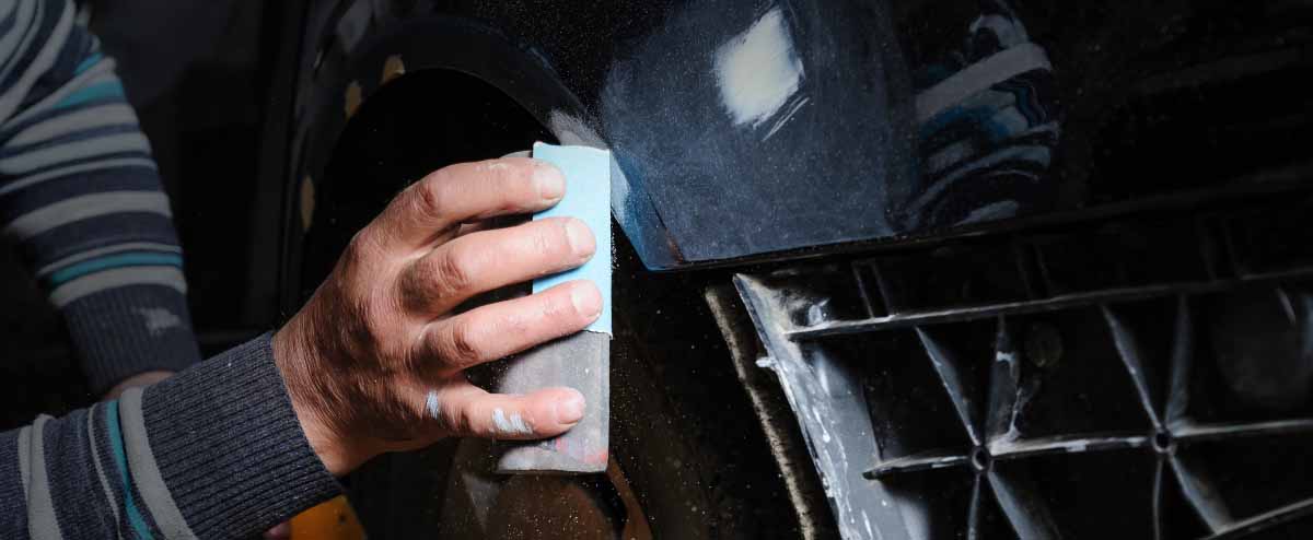 Verwenden Sie einen Schleifklotz, um das Schleifpapier zu halten.