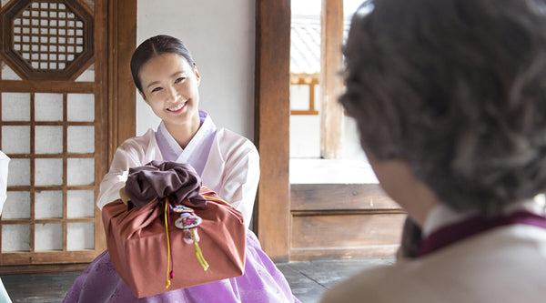 Koreanisch-Koreanisch-Geschenke-mit-zwei-Händen geben