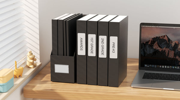 schwarze Aktenboxen aus Pappe – organisieren Sie Ihre Papierakten, um Ihren Schreibtisch sauber zu machen