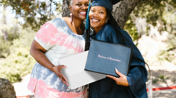 her-mother-sen-the-girl-a-graduation-present-packed-with-a-cardboard-gift-box