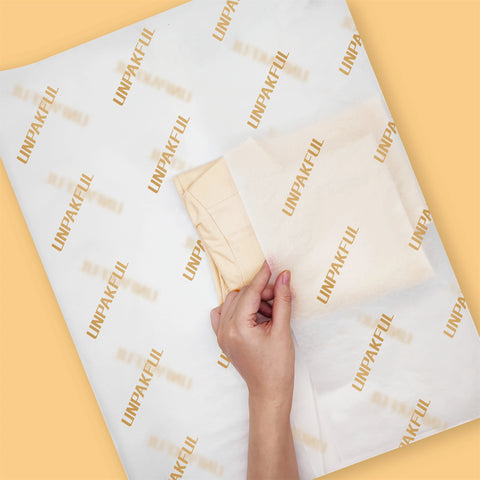 individuelles Verpacken von Kleidung in Seidenpapier