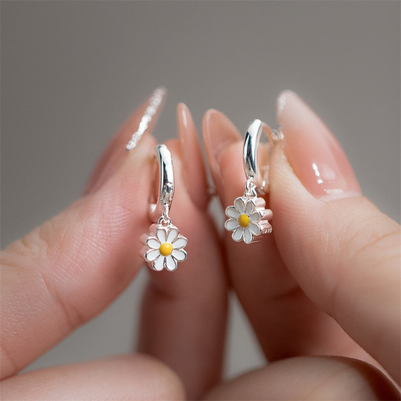 Cute Daisy Flower Pendant Hoop Earrings For Women Korean Sweet Circle Earrings Girl Wedding Party Jewelry Gift