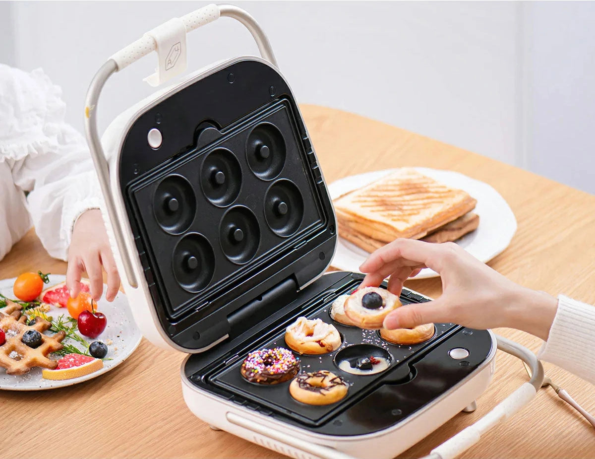 パンと具材をSOLEMOOD マルチサンドメーカーに入れ、時間と温度を設定するだけで、簡単に美味しいサンドイッチを作ることができます。
