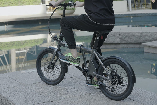 どこにでも?折りたたみ電動自転車、行きたいとこは自由に!