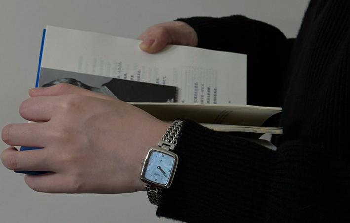 Detail of Cool Ice Pearl Blue dial and bezel design