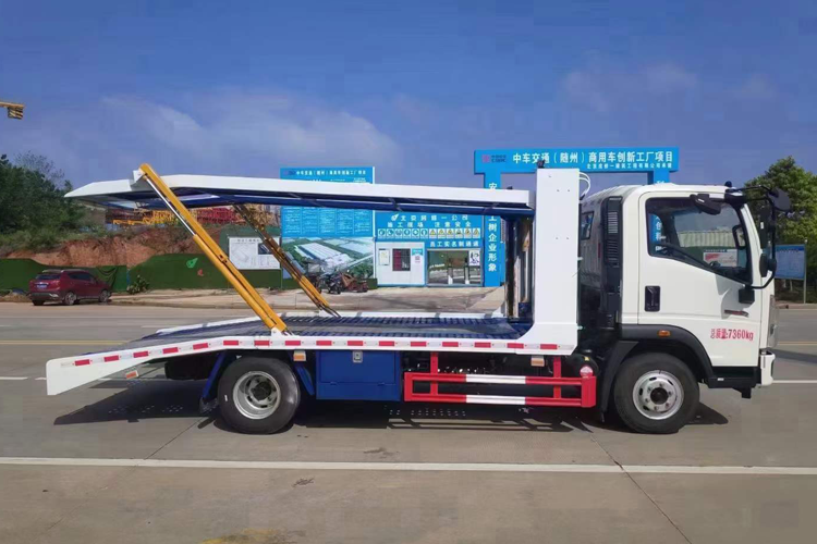 FAW 2-bit plate sedan one towing two trucks