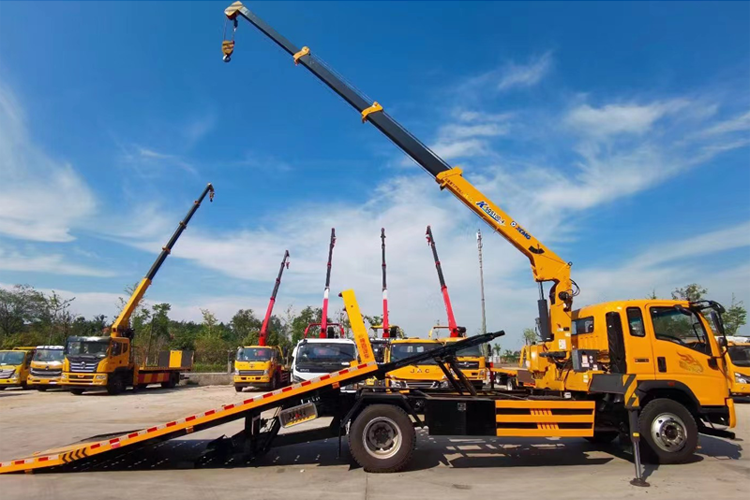 HOWO 4*2 Clearance truck with crane heavy machine