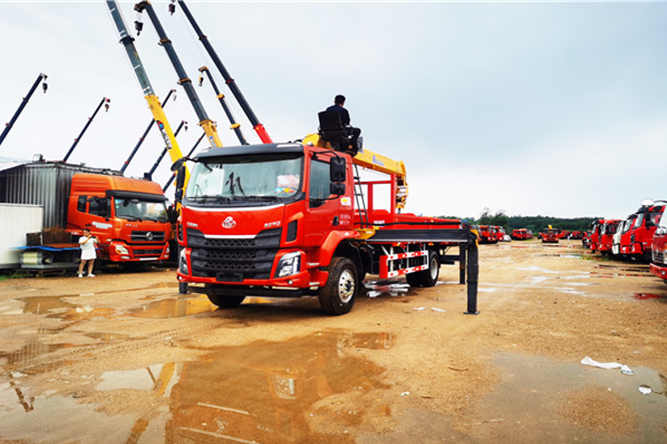 DONGFENG 6x2 Truck-mounted Crane