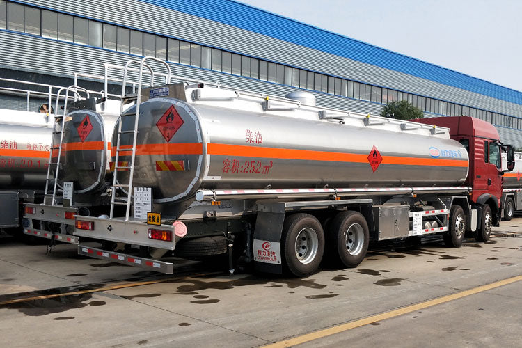 HOWO 8*4 30000L oil tank truck
