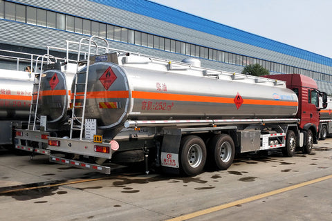 HOWO 8*4 30000L oil tank truck