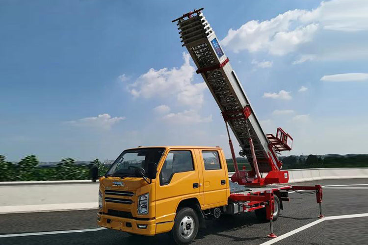 Camion de déplacement d'échelle aérienne JiangLing 4 x 2 de 32 mètres