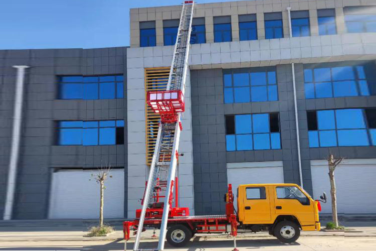 Camion de déplacement d'échelle aérienne JiangLing 4 x 2 de 32 mètres