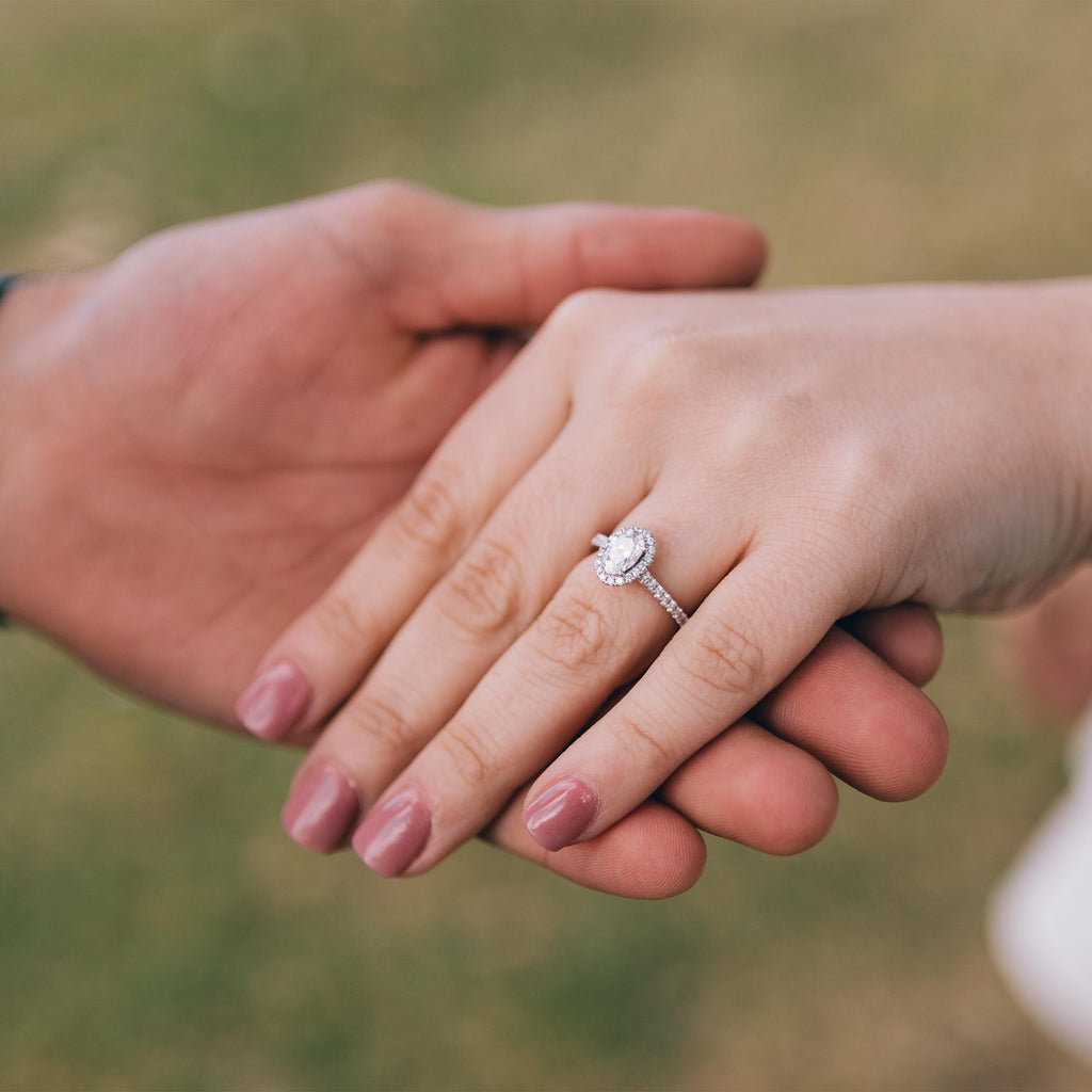 Timeless diamonds set in platinum or white gold convey sophistication and luxury