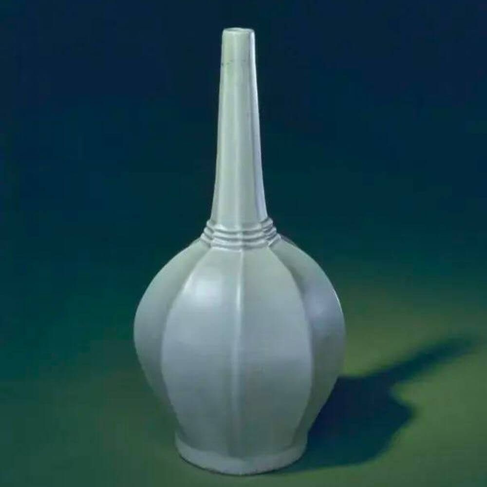 Tang Yue kiln secret color porcelain octagonal clean bottle