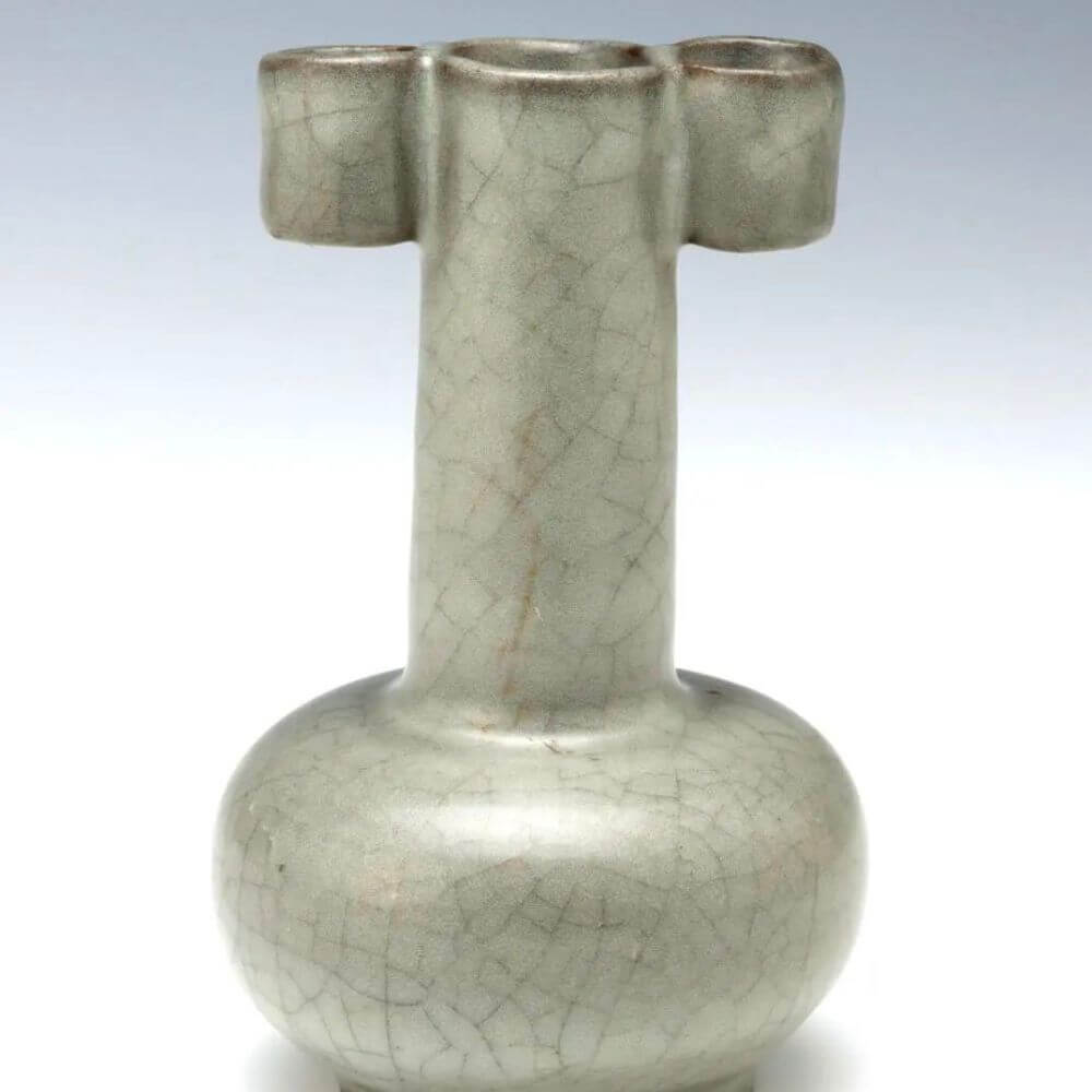 An official kiln pierced ear vase under the suburban altar of the Southern Song Dynasty