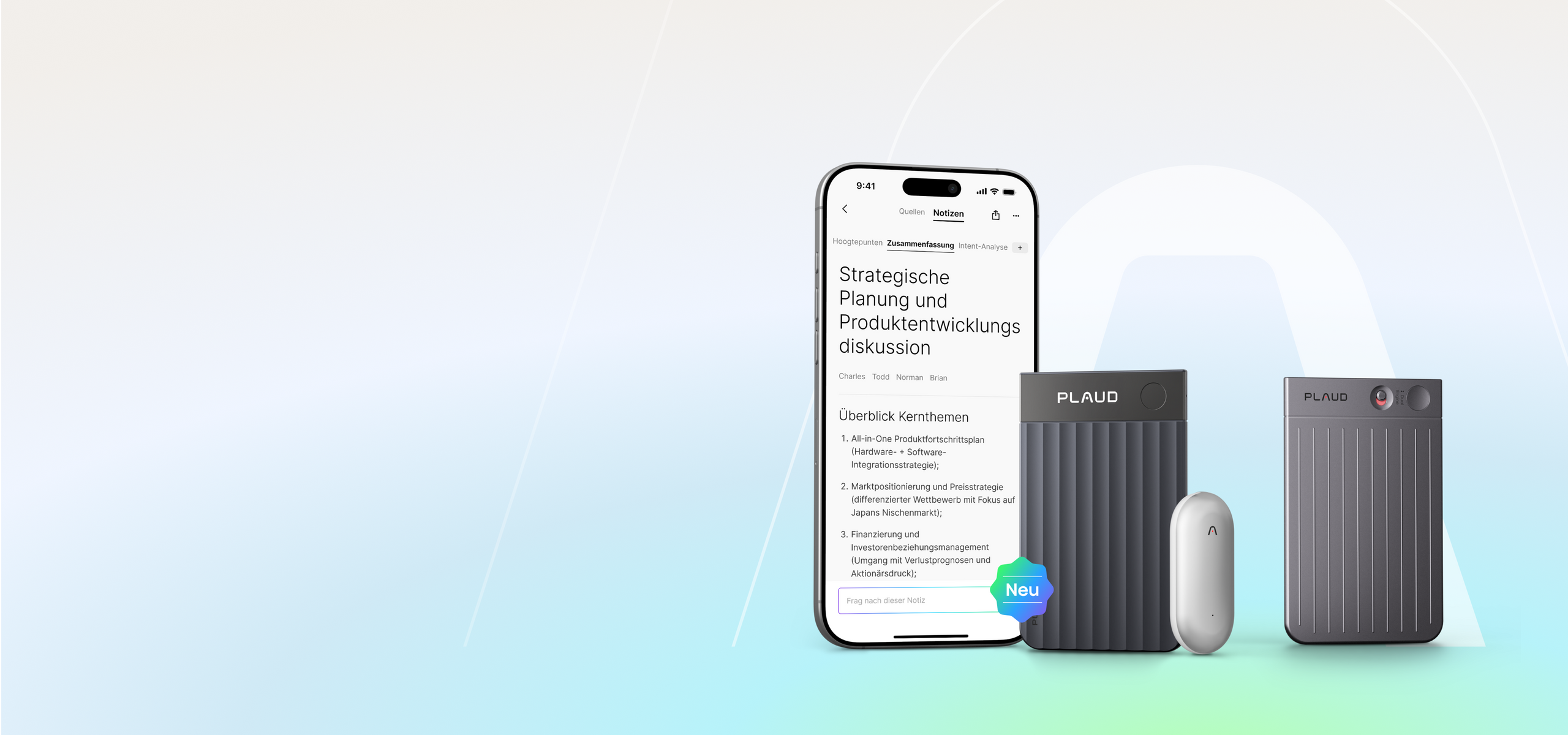 Plaud Note Pro in Schwarz und Grau, ein silberner Plaud NotePin und die Plaud App auf einem Smartphone.