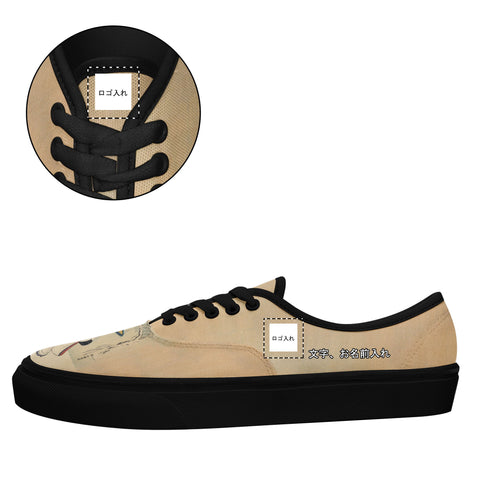 レトロなアートスタイルの浮世絵鈴木春信の雪の中の傘の下のカップルのスニーカー、黒底、カスタムロゴ、ブランド名でプリントされたカジュアルシューズをカスタマイズします