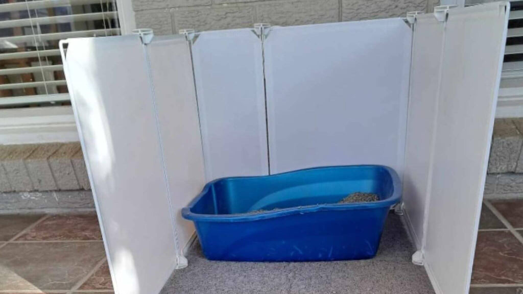 Discover the solution to a cleaner and more hygienic cat space with our Extra Large Cat Litter Box Enclosure Splash Guard.