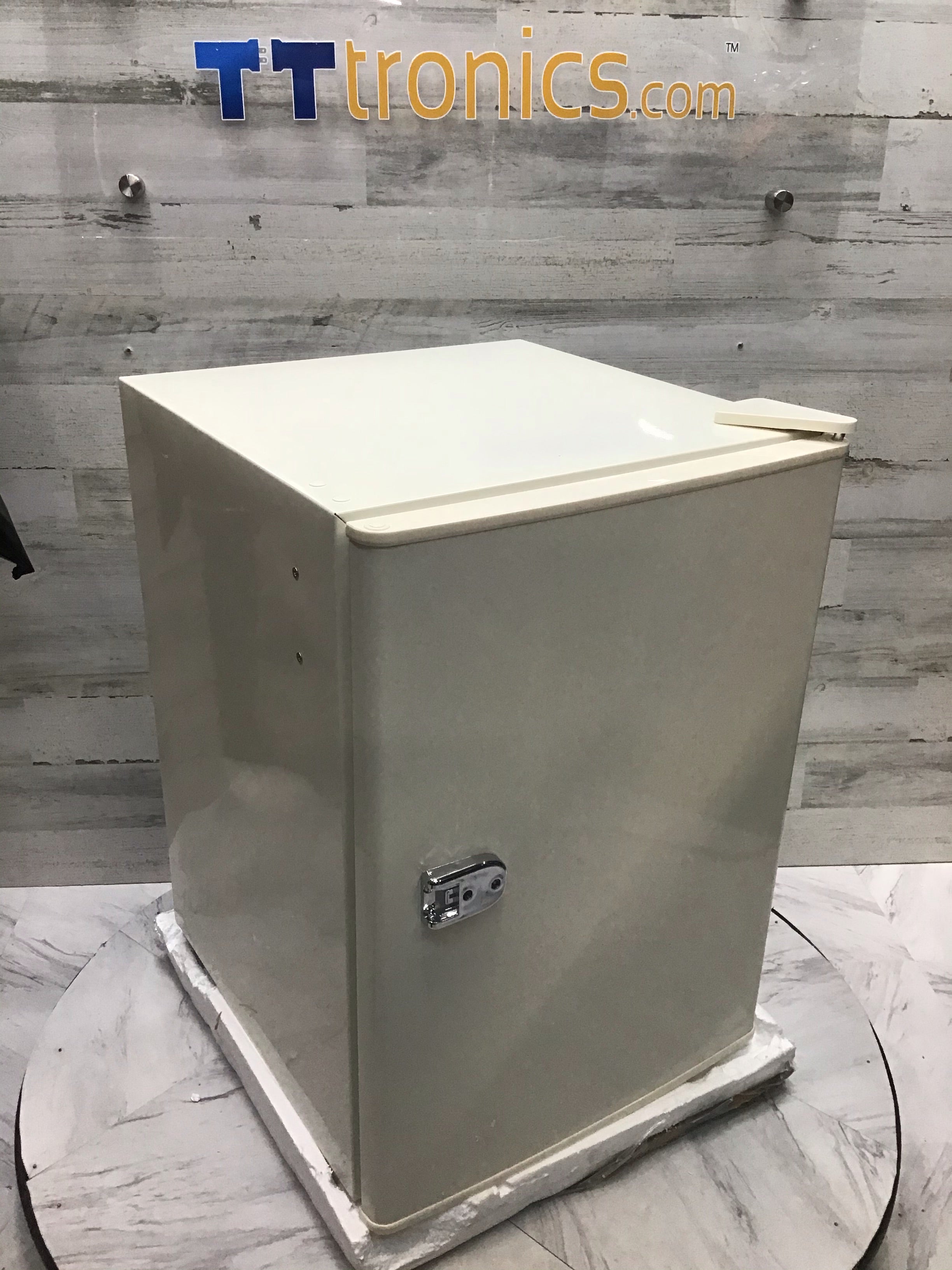 Insignia? - 2.5 Cu. Ft. Retro Mini Fridge - Cream Listing # 1474