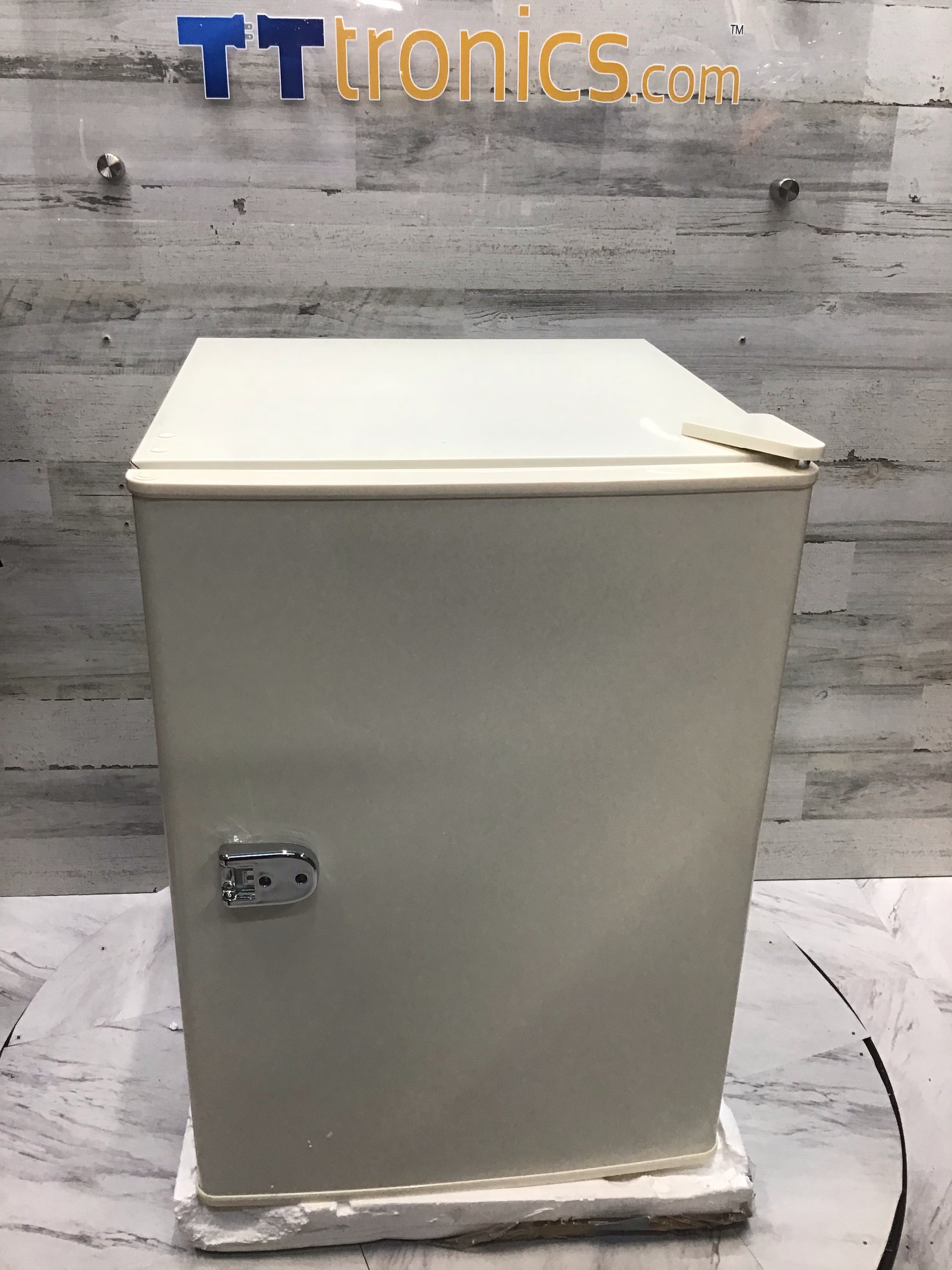 Insignia? - 2.5 Cu. Ft. Retro Mini Fridge - Cream Listing # 1474