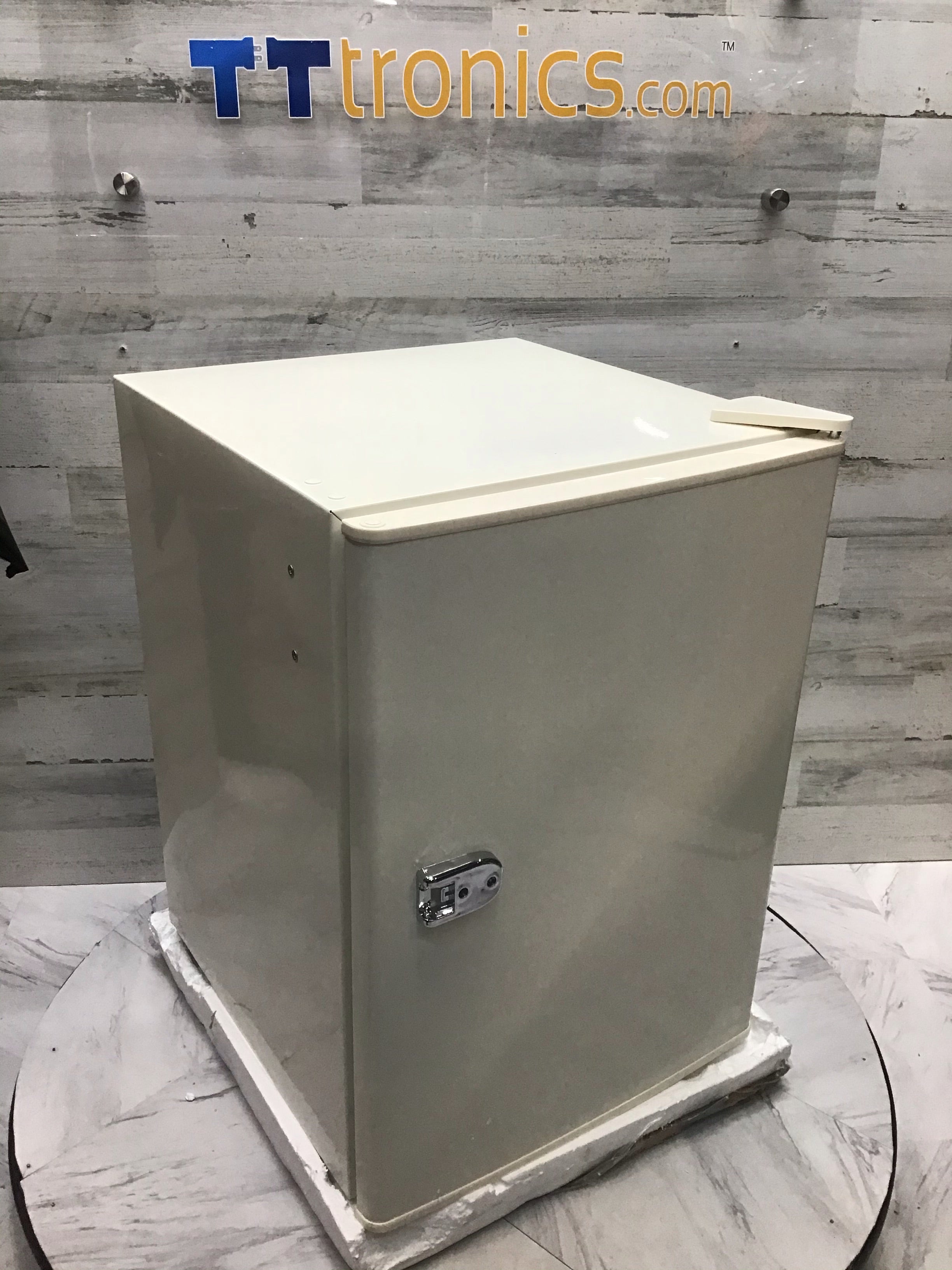 Insignia? - 2.5 Cu. Ft. Retro Mini Fridge - Cream Listing # 1474