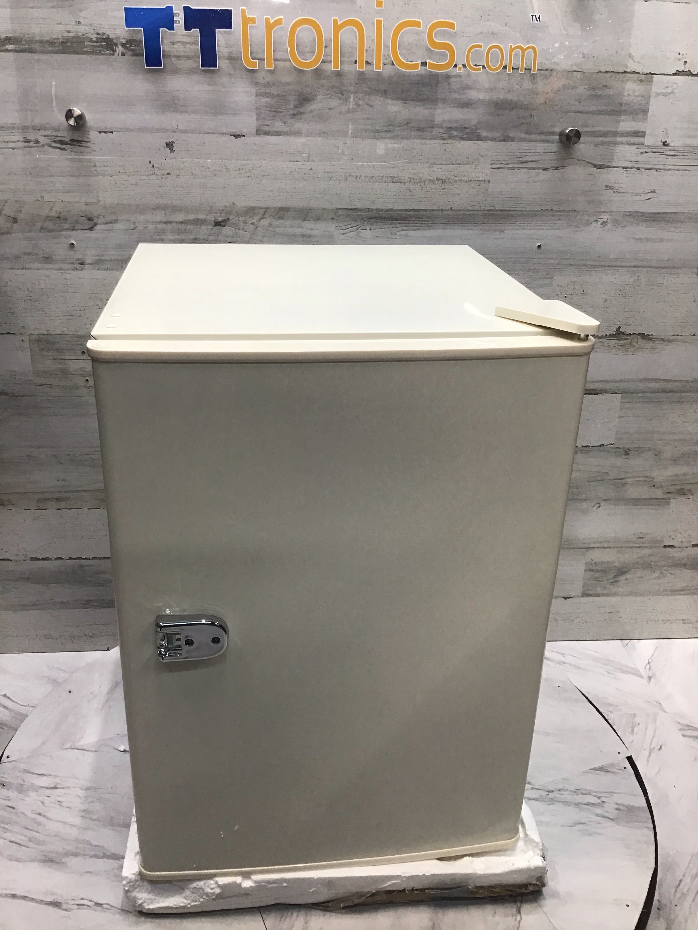 Insignia? - 2.5 Cu. Ft. Retro Mini Fridge - Cream Listing # 1474