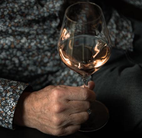 how-to-hold-a-traditional-wine-glass