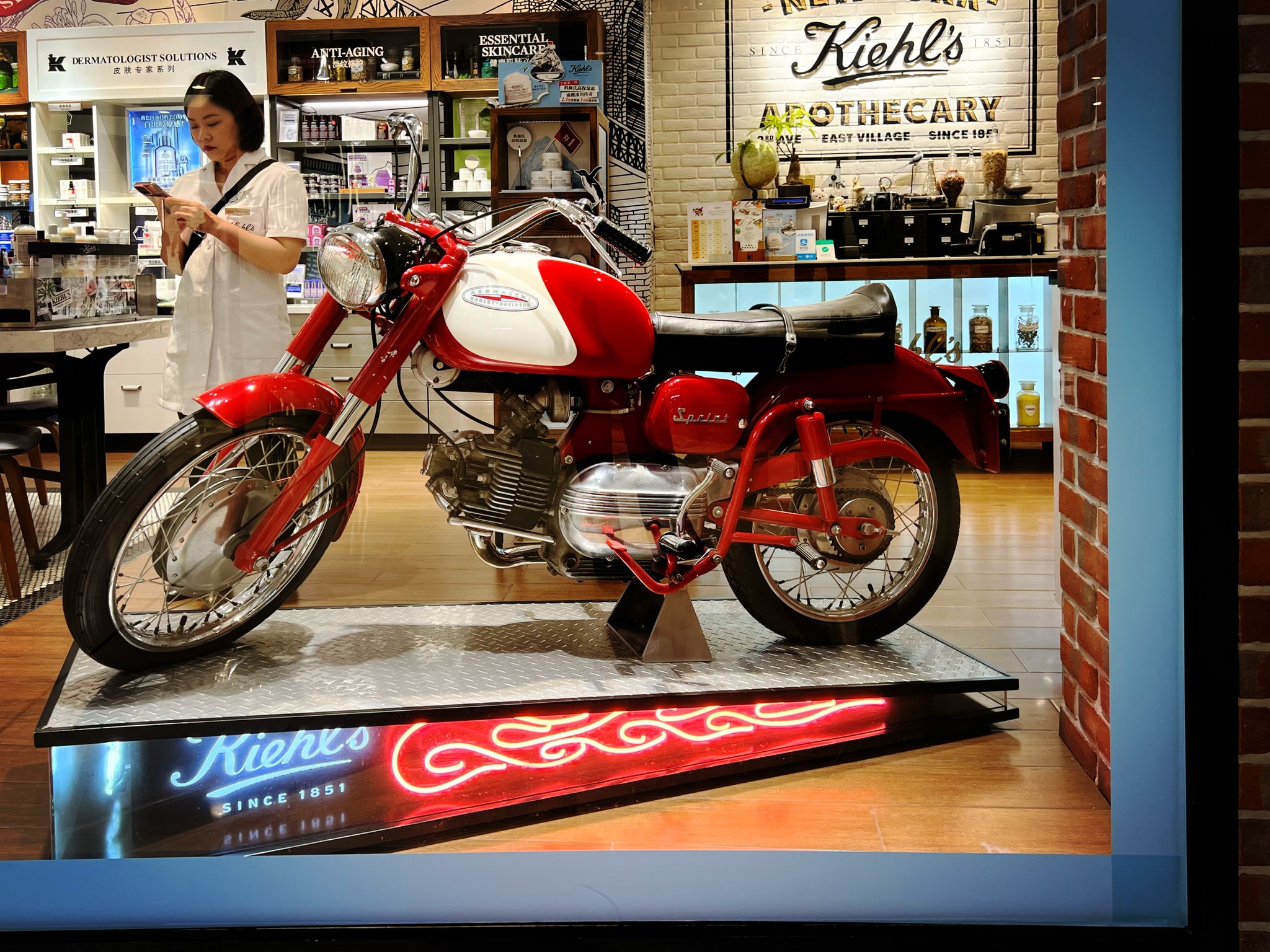 le-charme-d-une-enseigne-au-néon-vintage-chez-kiehl's