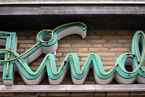 eco-friendly-neon-signs-with-retro-appeal