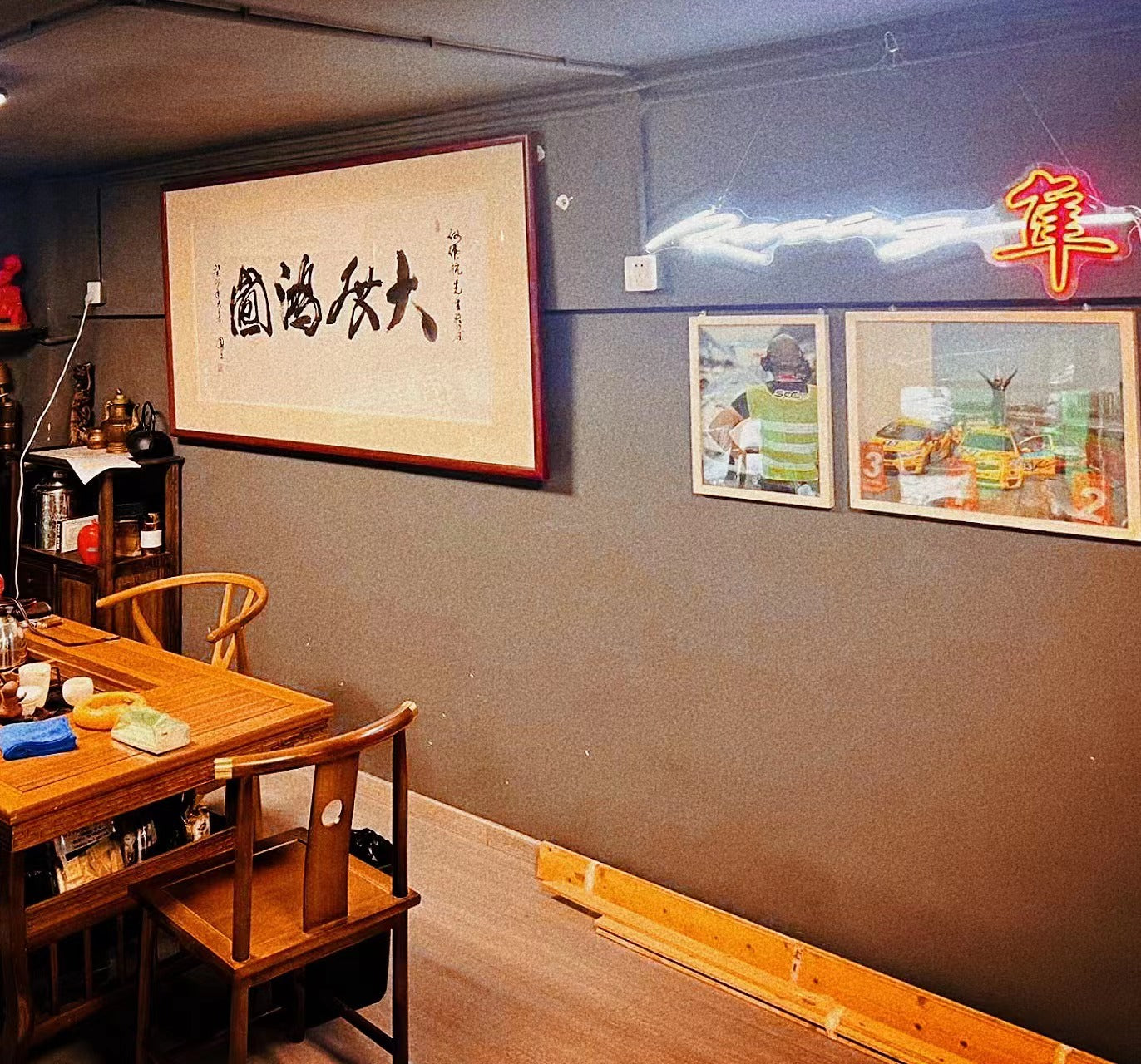 neonsignlife's-white-neon-sign-artistry