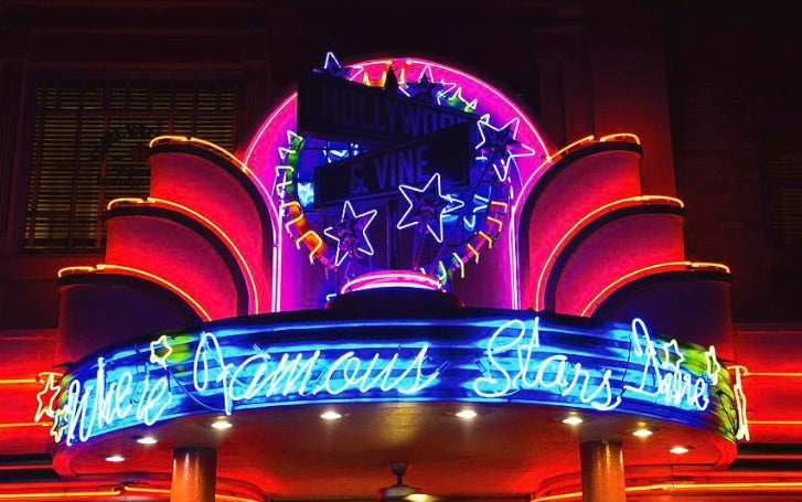 Hollywoods Neon-Glitzer und Glamour mit Vintage-Leuchtreklamen