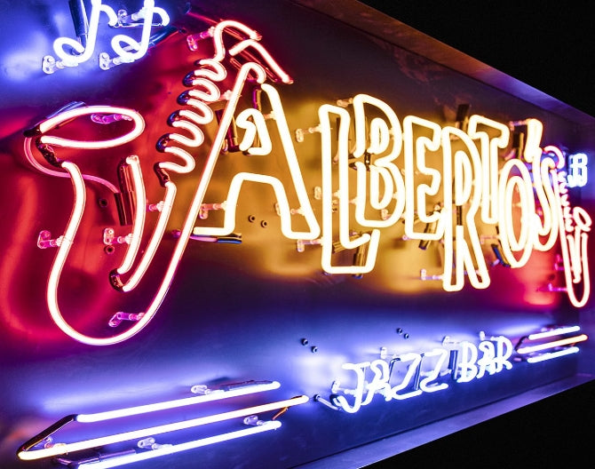 vintage-neon-sign-of-music-in-jazz